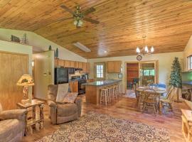 Family Cabin with Hot Tub and Patio - 9 Mi to Deadwood، بيت عطلات في Lead