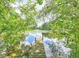 Fishermens Paradise with Fire Pit on Rice Lake!, villa a Rice Lake