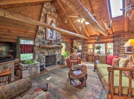 Inn the Woods Family Cabin with Hot Tub and Fire Pit, chata v destinácii Wimberley