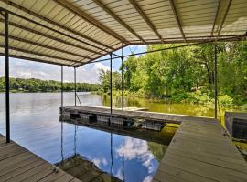 Waterfront Lake Barkley Home with Deck and Fire Pit!, hotel en Cadiz