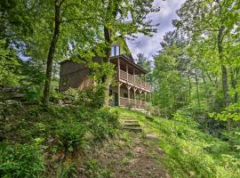 Cabin with 22 Acres and Patio - 3 Mi to Blowing Rock, Familienhotel in Lenoir