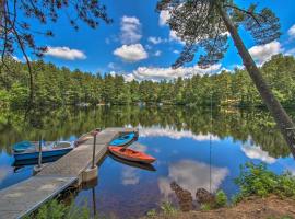 Lake Arrowhead Waterfront Cabin with Deck and Grill: North Waterboro şehrinde bir otel