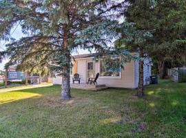 Cedar Home with Deck and Grill - Mins to Lakes!, hotel en Cedar
