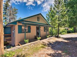 Cabin with Deck 3 Mi to Ski Cloudcroft and Hiking, hotell i Cloudcroft