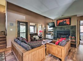 Cabin-Style Condo with Deck Near Angel Fire Resort، شقة في أنجل فاير