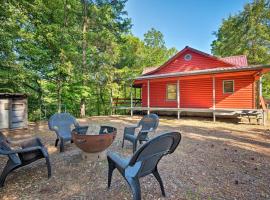 Broken Bow Cabin with Deck on Mountain Fork River!, βίλα σε Broken Bow