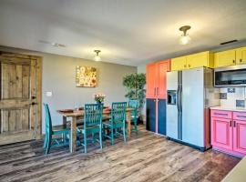 Bright, Renovated Apartment with Views of Pikes Peak, apartemen di Colorado Springs