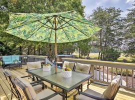Family Home on 1 Acre with Pool about 11 Mi to Greensboro, hotell med parkering i Monticello