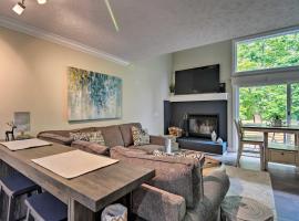 Harbor Springs Condo about 6 Mi to Lake Michigan!, hotel u gradu 'Harbor Springs'