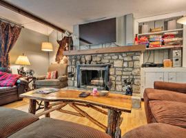 Condo with Furnished Deck - Walk to Sugar Mountain!, hotel en Sugar Mountain