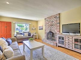 Oceanside Home with Yard - Walk to Beach and Pier, hotel Oceanside-ban