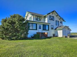 Wyoming Farmhouse Retreat! 10 Mi to Bighorn Canyon, hotel din Lovell