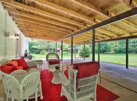 Renovated Home on Watauga River, By Boat Ramp, hotel in Elizabethton