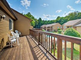 Lincoln Condo with Pool Access - 6 Mi to Loon Mtn!, hotel v mestu Lincoln