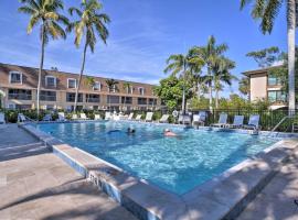 Naples Condo with Pool - Walk to Dining and Beach，那不勒斯的公寓