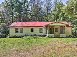 Rustic Bradford Cottage - 14 Miles to Sunapee Mtn!，Bradford的飯店