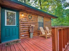 Broken Bow Cabin w/ Hot Tub, Near Hiking + Fishing, хотел в Stephens Gap