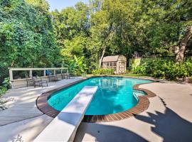 Dallas Area Home with Pool - 18 Mi to ATandT Stadium!, hotel v mestu Duncanville