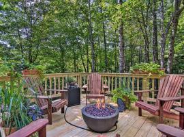 Cozy Hideaway with Grill, 17 Mi to Asheville, hotel dengan parking di Black Mountain