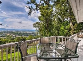 Upscale Chattanooga Home on Missionary Ridge!, hotel amb aparcament a Chattanooga