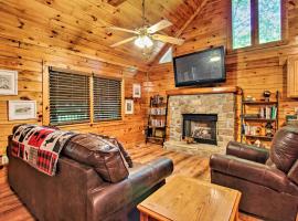 Charming Pigeon Forge Cabin with Private Hot Tub!, hotel en Sevierville