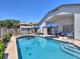 Glendale Home with Pool - Walk to NFLandNHL Games!，格倫代爾的度假屋