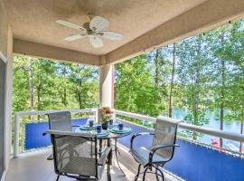 Lake Keowee Condo with Views and Pools and Marina!, departamento en Salem