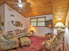 Couples Cabin - 5 Mi to DT Berkeley Springs!, vacation rental in Berkeley Springs