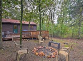 Hochatown Hideaway Hot Tub, Grill and Fire Pit!, hotel in Stephens Gap