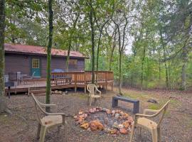Hochatown Hideaway Hot Tub, Grill and Fire Pit!, cabana o cottage a Stephens Gap