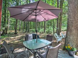 Quiet and Remote Cottage on Panther Pond!, villa em Raymond
