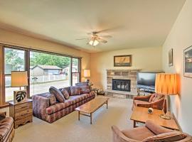 Lake Huron House with Grill and Beach Access!, hótel með bílastæði í East Tawas