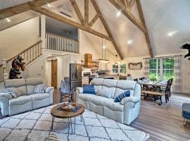 Hot Tub, Grill and Mtn Views! Benezette Cabin, khách sạn ở Benezette