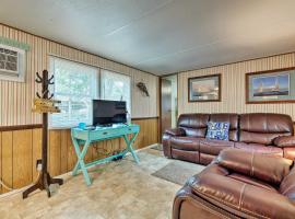 Cabin with Fire Pit, Walk to Steinhatchee River!, hotel Steinhatchee-ben