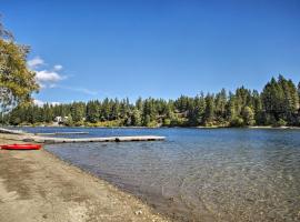 The Lake House in Rathdrum with Beach and Fire Pit, hotell i Rathdrum