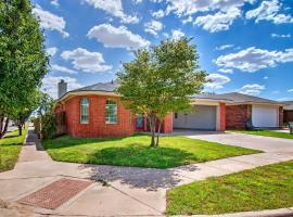 Pet-Friendly Lubbock Home with Yard - 6 Mi to TTU, hotell i Lubbock