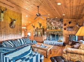 Authentic Cabin with Fire Pit Near Trout Fishing!, Hotel mit Parkplatz in Monterey