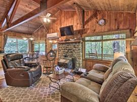 Secluded Stanardsville Cabin with 10 Acres and Hot Tub, hôtel acceptant les animaux domestiques à Stanardsville