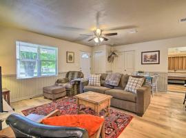 Utopia Family Home, 2 Blocks to Utopia Park!, hotel in Utopia