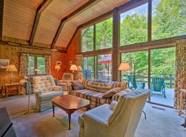 Thirteenth Lake Chalet with Deck, Walk to Water!, vil·la a North River