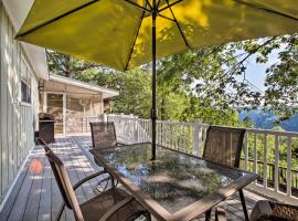 Hillside Rogers Cottage with Beaver Lake Views!, Hotel mit Parkplatz in Rogers