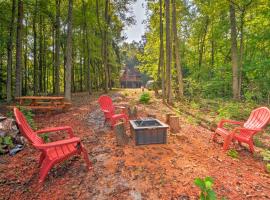 Andrews Cabin with Deck, Grill, Fire Pit and Game Room, hotel sa Andrews