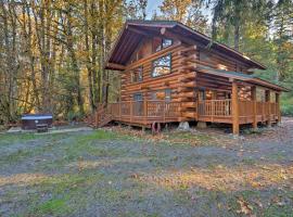 Custom Riverfront Log Home near Stevens Pass!, casa de férias em Gold Bar