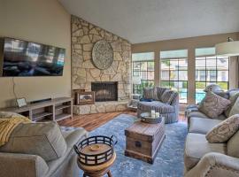 Horseshoe Bay Resort Townhome - Near Lake LBJ!: Horseshoe Bay şehrinde bir kulübe