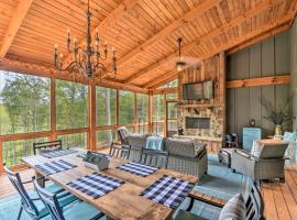 Cork and Creek Cottage with Mtn and Pasture Views!, Hotel mit Parkplatz in Ellijay