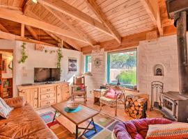 Eclectic Adobe Crestone Cottage with Patio and Yard!, hotel cu parcare din Crestone