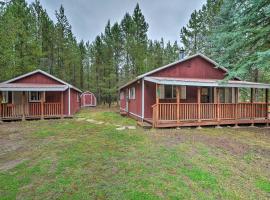 2 Cozy Island Park Cabins with Near the Lake!, Hotel in Island Park