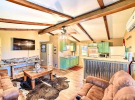 Vibrant Rockport Cottage with Grill about Mins to Beach!, hôtel à Rockport