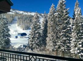 Ski-InandSki-Out Solitude Condo with Rooftop Hot Tub!, hotel with jacuzzis in Salt Lake City