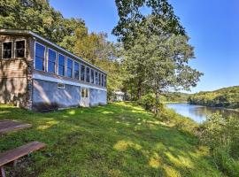 Beach Lake Cabin on Delaware River with Sunroom!, vacation rental in Beach Lake